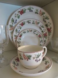 WEDGEWOOD PROVENCE QUEENSWARE 5 PCS SETTING

