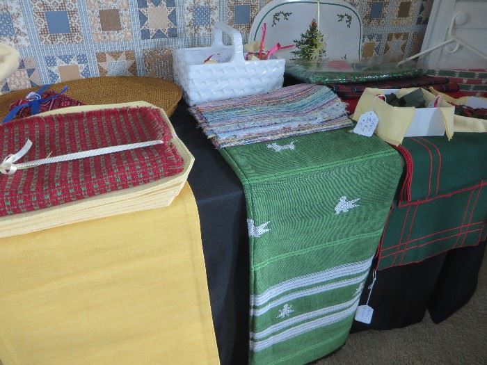 ASSORTMENT OF TABLE LINENS