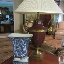 MAITLAND SMITH BLUE AND WHITE VASE AND CHAPMAN LAMP