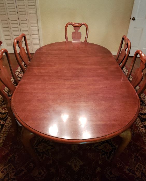 American Drew cherry Queen Anne dining table w/8 chairs