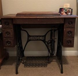 Singer Sewing Machine #127 in Cabinet