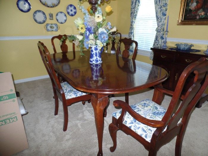 Beautiful Cherry Queen Anne dinning room table w/6 chair and 2 leaves