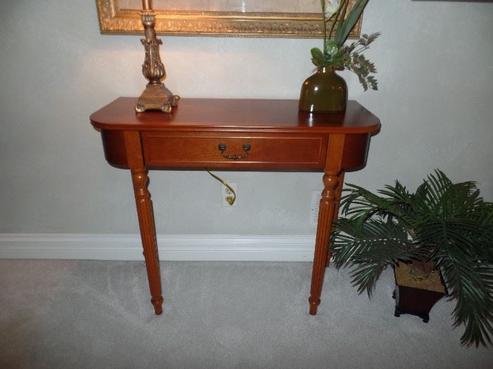 Ethan  Allen table   --Perfect Condition 