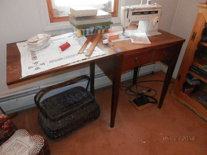 Operable Singer Sewing Machine and its cabinet