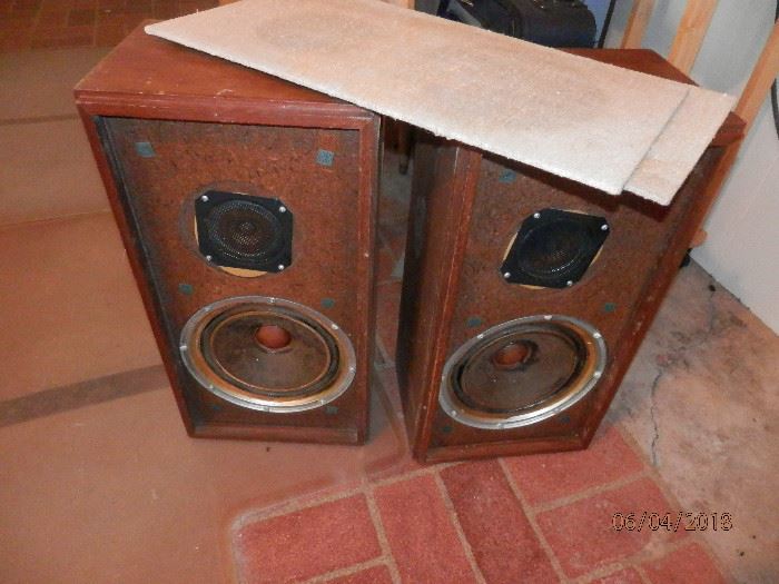 VINTAGE KLH MODEL 20   2 way book shelf speaker pair.   Perfect audio performance ....cabinets need attention