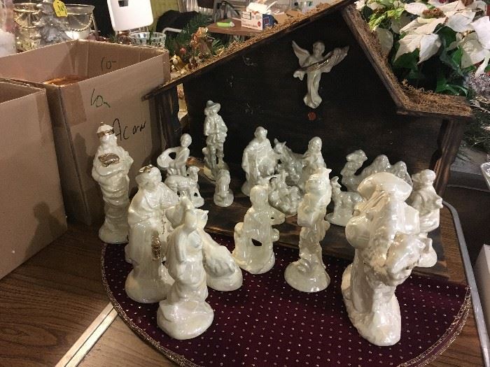 Beautiful ceramic 22 piece nativity set!