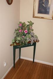 Corner Table w/Silk Flower arrangement 