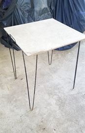 Hairpin leg sidetable