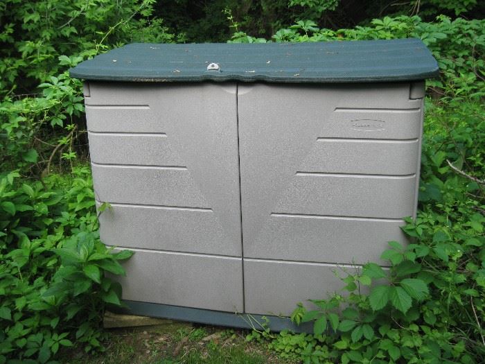 outdoor rubbermaid storage