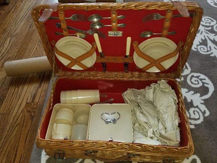 Vintage Hudson picnic basket