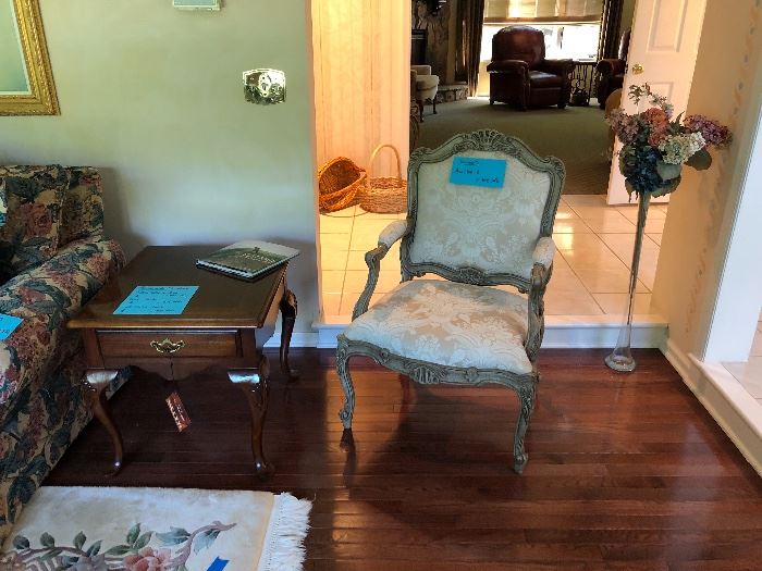THOMASVILLE ARM CHAIR & END TABLE 