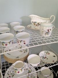 Royal Worchester "Strawberry Fair" English china (58 pieces)