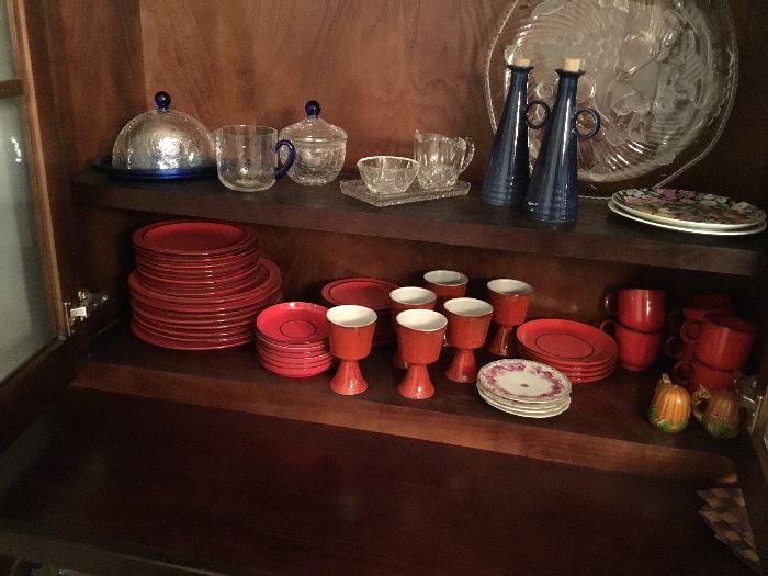 Set of vintage dinnerware.