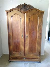 Armoire $100