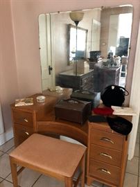 Antique Art Deco (1930s)  vanity and mirror with bench, Birds Eye maple
Good condition
