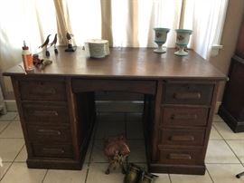Antique solid oak library desk, Arts & Crafts Mission
Early 1900s - excellent condition
