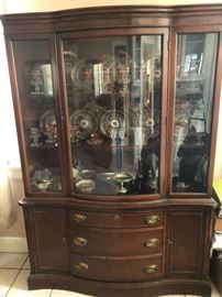 Antique mahogany china cabinet with bowed glass
Excellent condition
