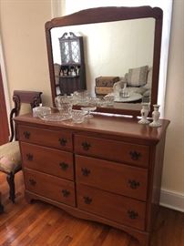Hard rock maple chest-of-drawers vanity dresser with mirror, 1950s
Excellent condition
