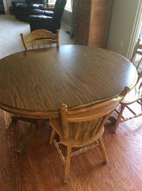 Kitchen Table. 2 leafs and 6 chairs