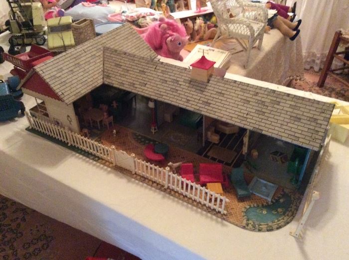 Metal vintage dollhouse. Complete with furniture. 