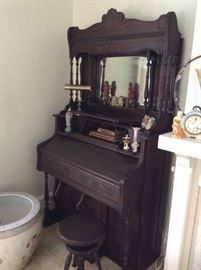 Wonderful organ and organ stool. Does work. 