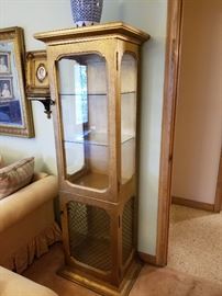 Lighted display cabinet