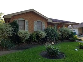 Midcentury Metairie rancher full of vintage goodies...