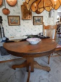 PEDESTAL TABLE