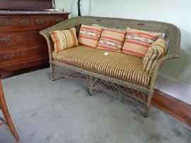 WICKER SETTEE