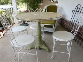 ICE CREAM TABLE & CHAIRS