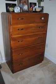 Dresser that goes with bed and nightstands