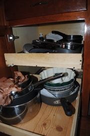 Assorted pots and pans Oneida, Tfal, Farberware and more