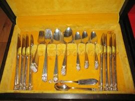 FLATWARE SET IN BOX