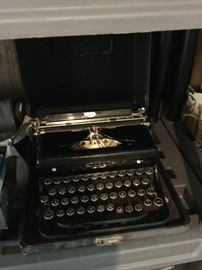 VINTAGE TYPEWRITER