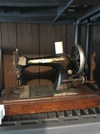VINTAGE SEWING MACHINE