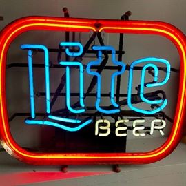  Bud Light Neon Sign http://www.ctonlineauctions.com/detail.asp?id=725870
