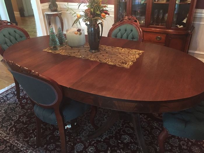 BEAUTIFUL OVAL VICTORIAN STYLE DINING TABLE AND CHAIRS