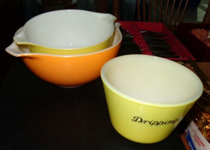 VINTAGE KITCHEN COLLECTIBLES MIXING BOWLS