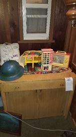 Vintage toys and expandable table
