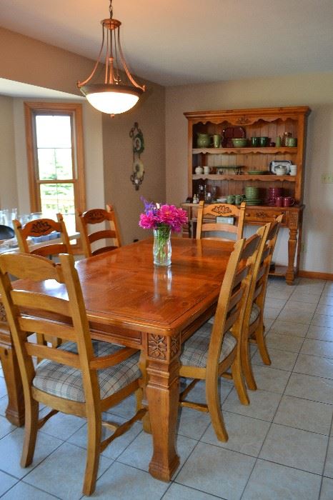 Dining Room table, 6 chairs & hutch