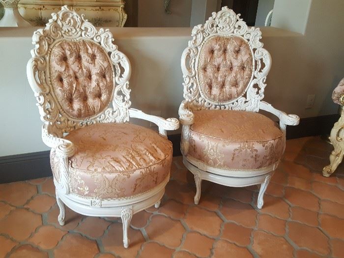 2 swivel chairs in very good condition reupholstered with brand new fabric and it swivels