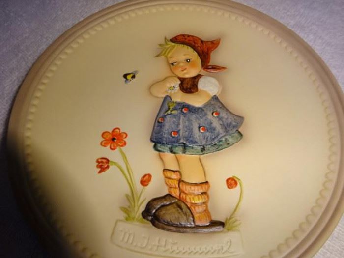 Hummel- Four Plate Set            https://ctbids.com/#!/description/share/25630