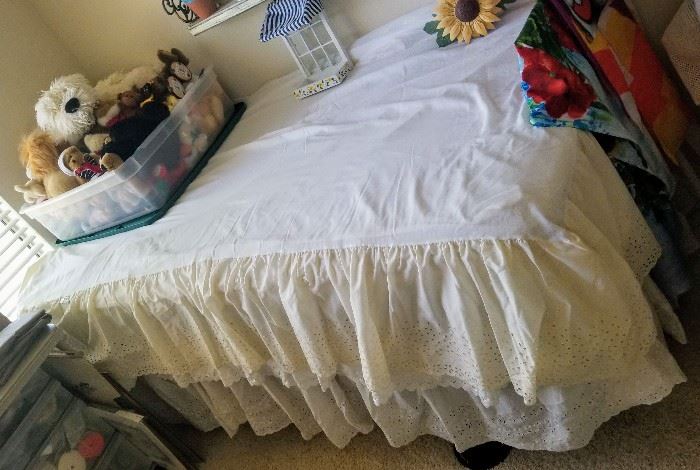 Twin Bed in clean condition (Pre-sale Available)