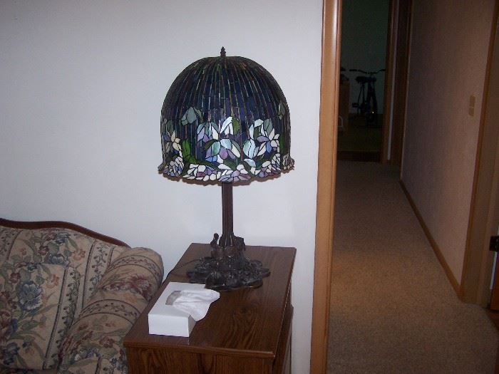 TIFFANY-TYPE TABLE LAMP