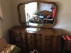 #31 Bassett dresser 9 drawers w mirror 62x20x35 mirror49x33 $175.00