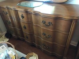 #31 Bassett dresser 9 drawers w mirror 62x20x35 mirror49x33 $175.00