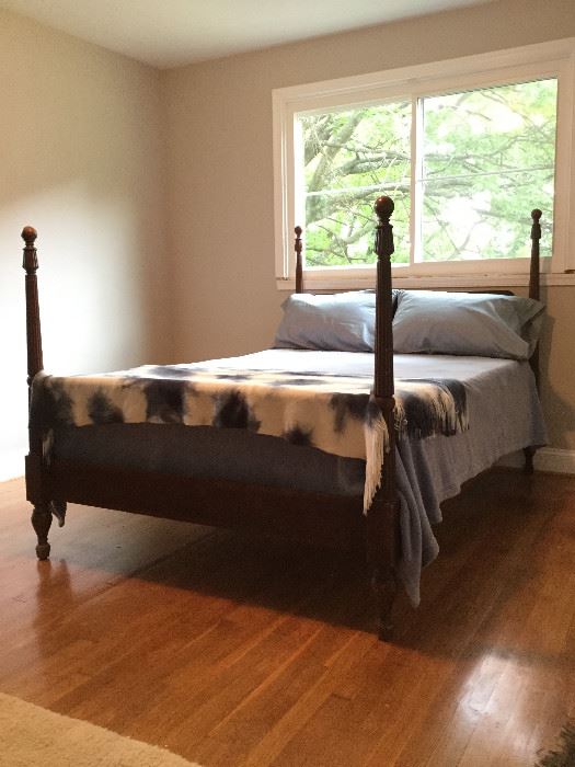 Full Sized Wood Bed Frame   http://www.ctonlineauctions.com/detail.asp?id=726871