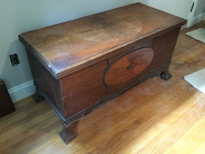 Dual-Tone Wood Trunk        http://www.ctonlineauctions.com/detail.asp?id=726993