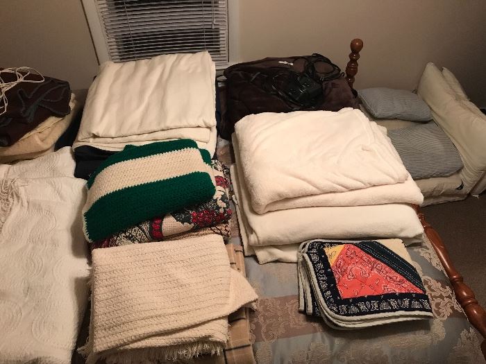 Bedspreads, blankets, throw blankets, electric blankets 