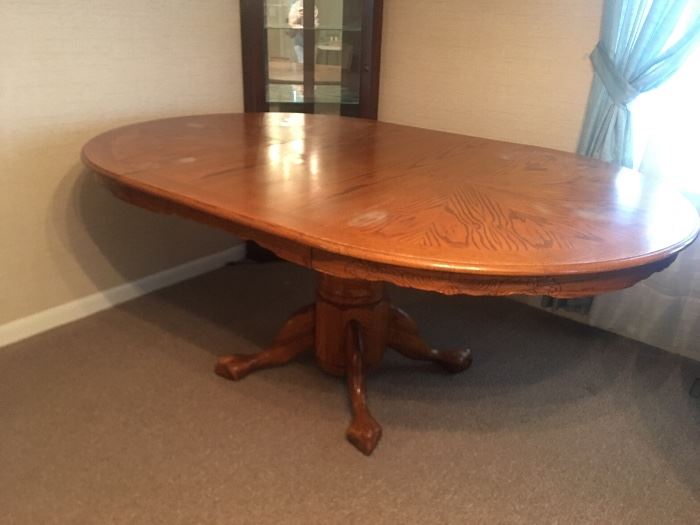 Oak pedestal dining room table, leaf can be removed